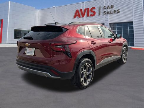 Used 2025 Chevrolet Trax LT w/ LT Convenience Package image 6