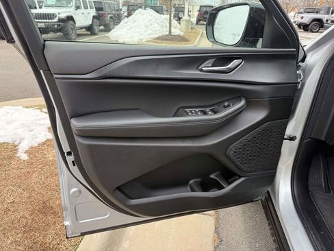 New 2025 Jeep Grand Cherokee Altitude AWD/4WD image 32