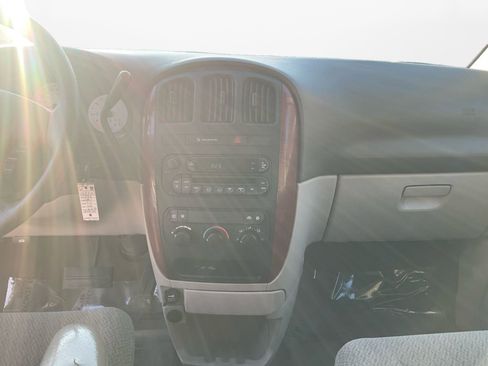 Used 2006 Chrysler Town & Country image 11
