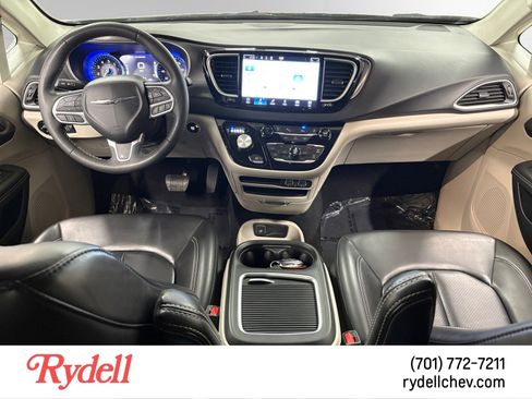 Used 2023 Chrysler Pacifica Touring-L FWD image 12