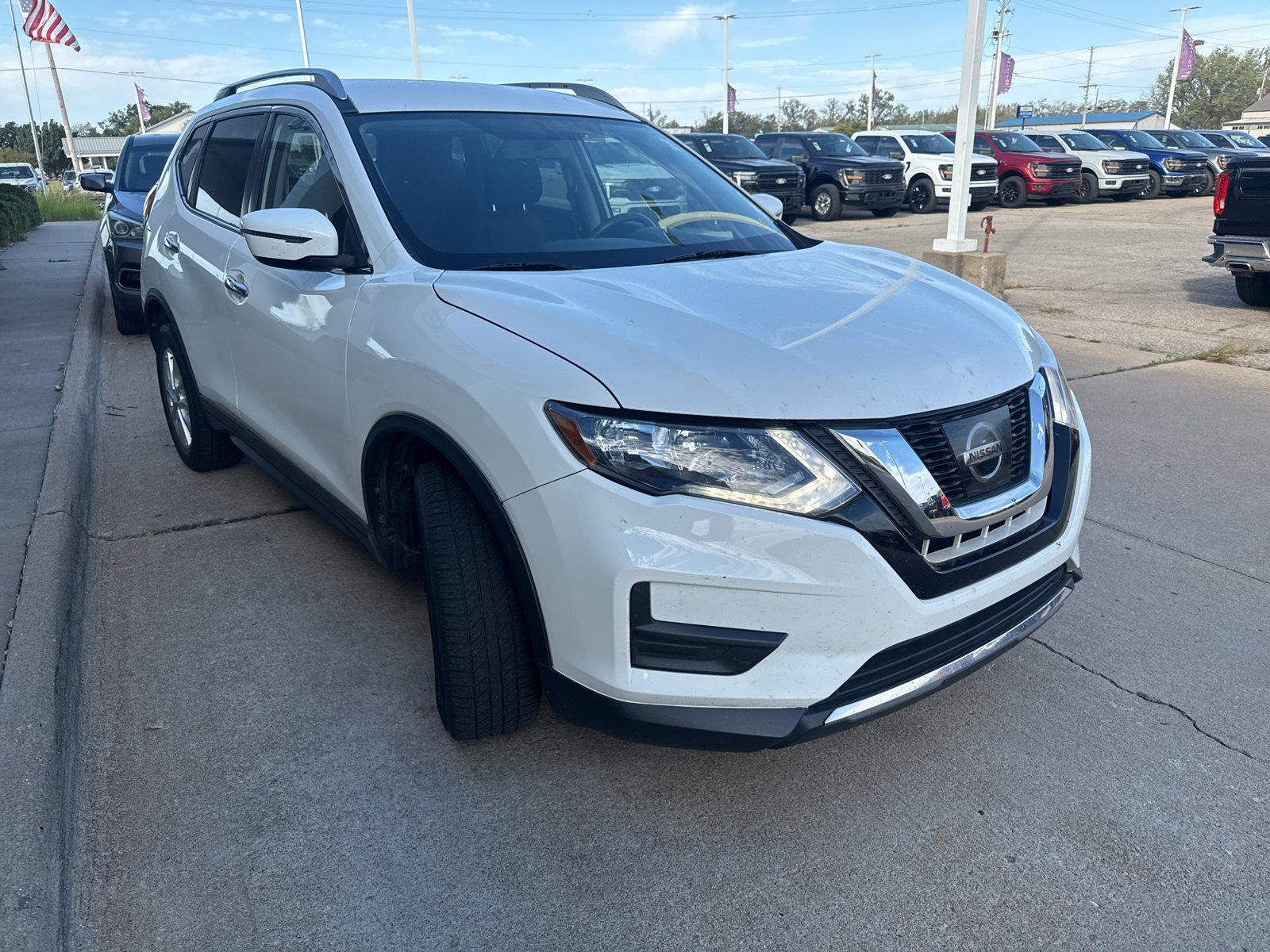 Used 2017 Nissan Rogue SV AWD/4WD image 4