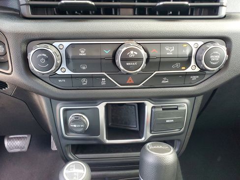 Used 2024 Jeep Gladiator Sport image 24