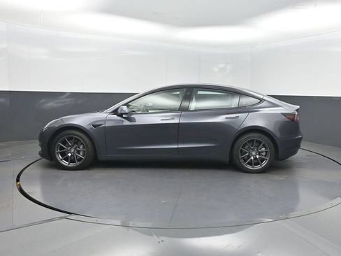 Used 2022 Tesla Model 3 Standard Range RWD image 3