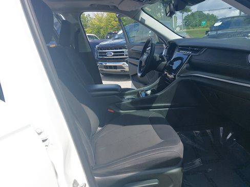 Used 2024 Jeep Grand Cherokee Laredo X AWD/4WD image 10