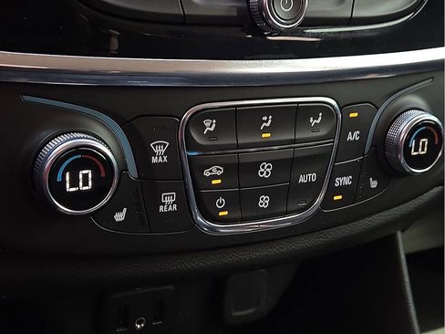 Used 2021 Chevrolet Traverse LT image 17