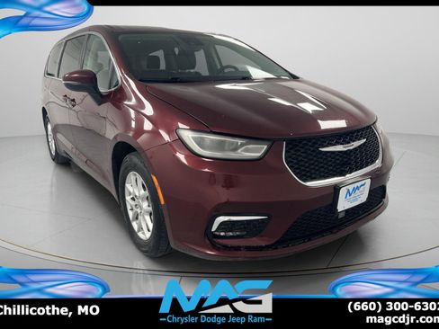 Used 2023 Chrysler Pacifica Touring-L FWD image 1