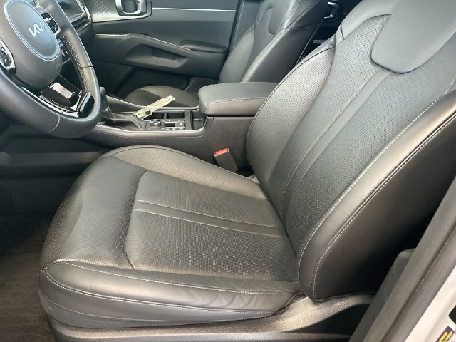 Certified 2025 Kia Sorento EX w/ Panoramic Sunroof Package AWD/4WD image 15