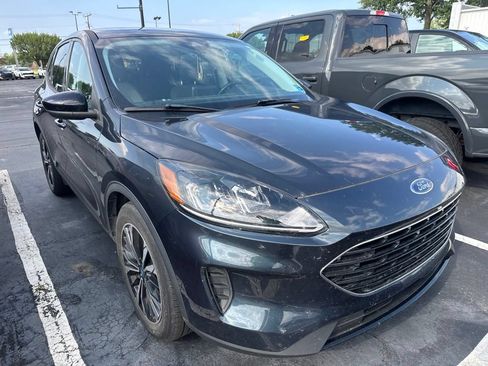 Used 2022 Ford Escape SE w/ SE Sport Appearance Package FWD image 2