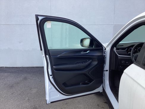 New 2025 Jeep Grand Cherokee L Laredo image 13