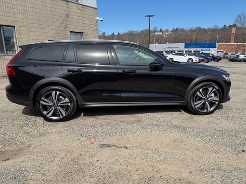Used 2025 Volvo V60 B5 Cross Country Plus image 7