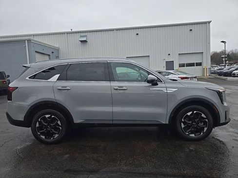 Used 2024 Kia Sorento S w/ Panoramic Sunroof Package image 8