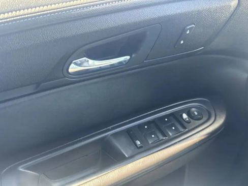 Used 2015 GMC Acadia SLE FWD image 16