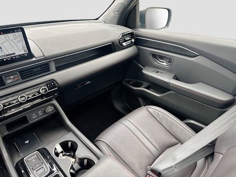 Used 2025 Honda Pilot Black Edition image 25