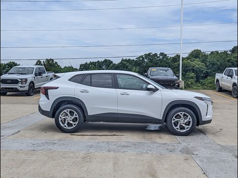 New 2026 Chevrolet Trax LS w/ LS Convenience Package FWD image 6