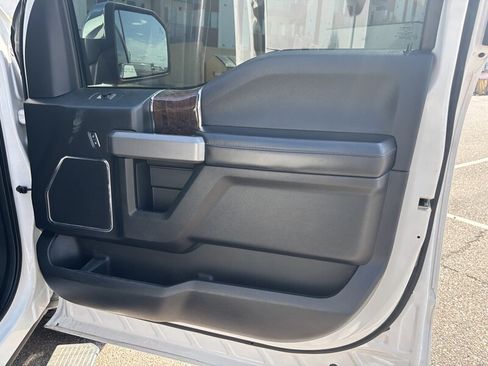 Used 2015 Ford F150 Platinum w/ Equipment Group 701A Luxury AWD/4WD image 31