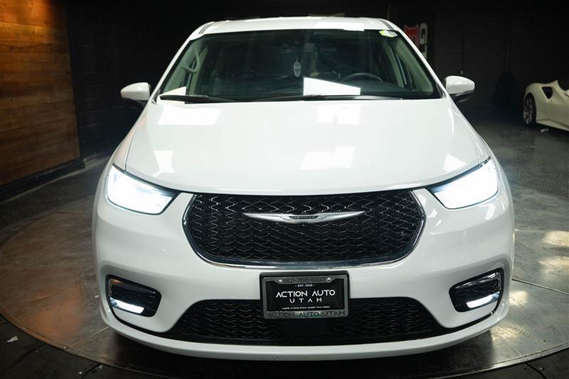 Used 2023 Chrysler Pacifica Touring-L FWD image 3