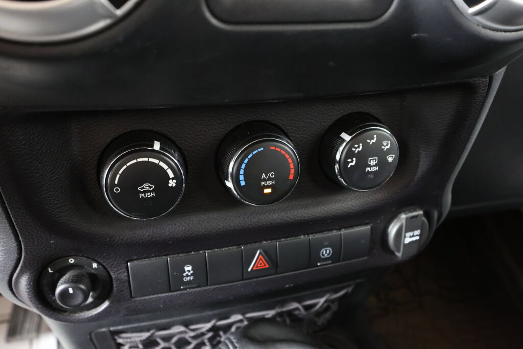 Used 2016 Jeep Wrangler Unlimited Sahara w/ Connectivity Group AWD/4WD image 34