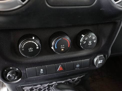 Used 2016 Jeep Wrangler Unlimited Sahara w/ Connectivity Group AWD/4WD image 34