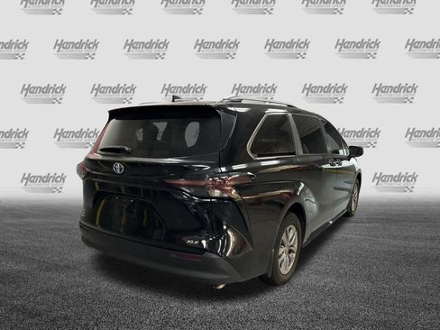 Used 2025 Toyota Sienna XLE FWD image 11