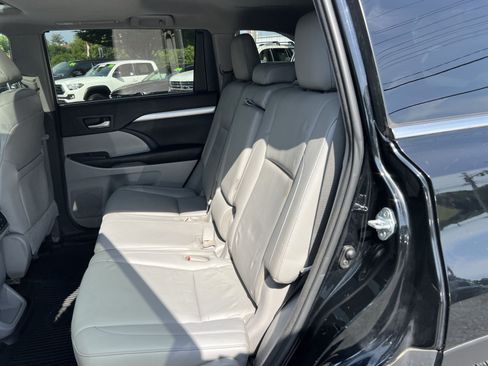 Used 2016 Toyota Highlander XLE AWD/4WD image 24