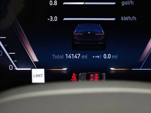 Used 2025 BMW 550e xDrive w/ Executive Package image 22