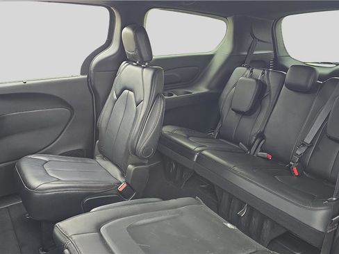 Used 2025 Chrysler Pacifica Select FWD image 19