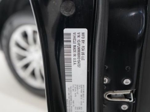 Used 2021 Jeep Cherokee Latitude Lux w/ Mopar Interior Package image 39