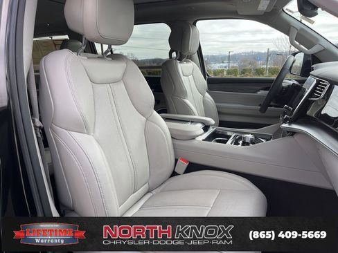 Used 2023 Jeep Wagoneer L Series II w/ Premium Group I image 30
