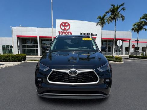 Used 2023 Toyota Highlander XLE FWD image 2