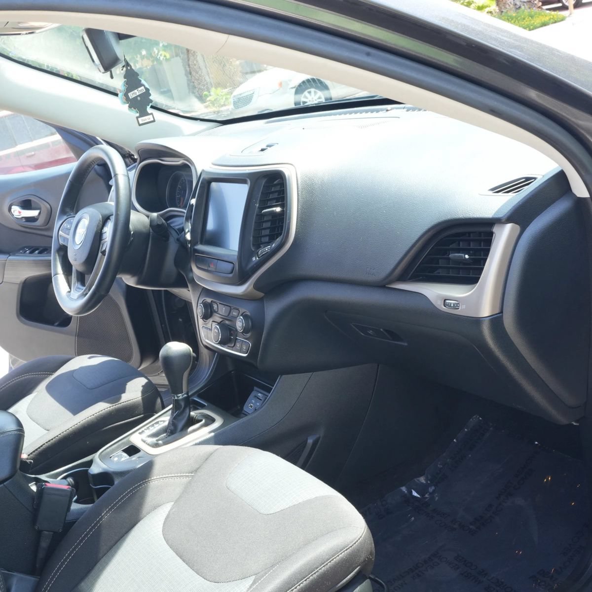 Used 2016 Jeep Cherokee Latitude w/ Comfort & Sound Group FWD image 16