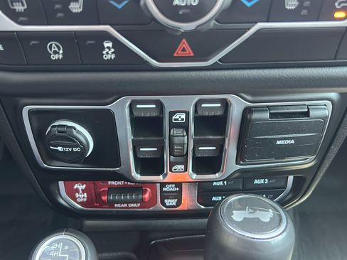 Used 2025 Jeep Wrangler Unlimited Rubicon w/ Convenience Group AWD/4WD image 17