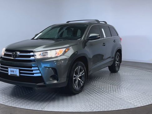 Used 2017 Toyota Highlander LE AWD/4WD image 4