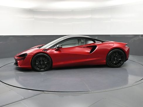 Used 2024 McLaren Artura RWD image 2