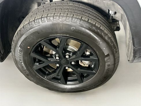 Used 2024 Jeep Grand Cherokee L Laredo image 11