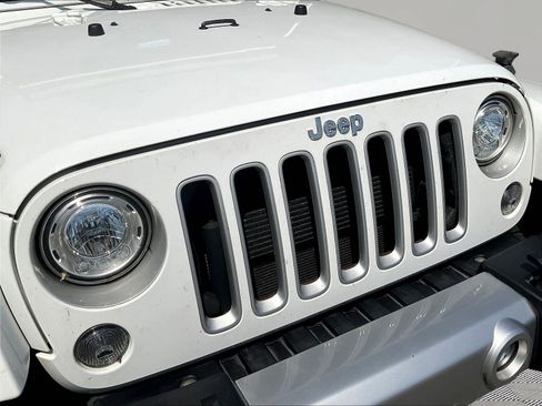 Used 2018 Jeep Wrangler Unlimited Sahara AWD/4WD image 30