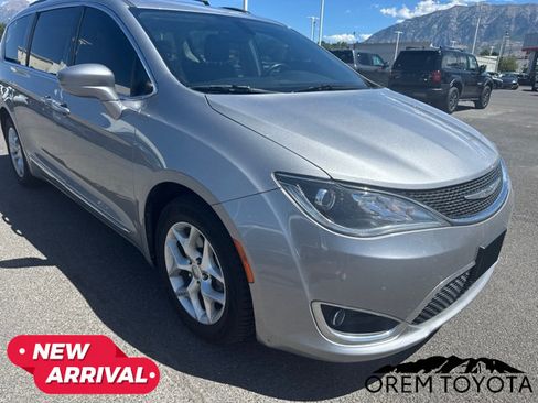 Used 2017 Chrysler Pacifica Touring-L w/ Tire & Wheel Group FWD image 6