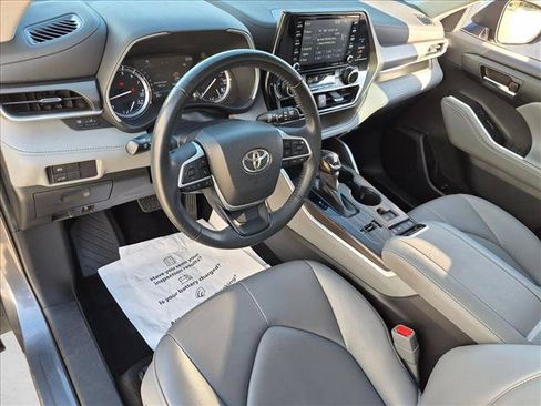 Used 2022 Toyota Highlander XLE FWD image 10