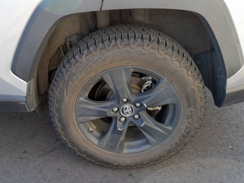 Used 2019 Toyota RAV4 XLE w/ Carpet Mat Package FWD image 26