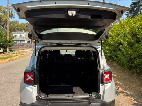 Used 2020 Jeep Renegade Sport w/ Sport Appearance Group FWD image 2