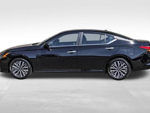 Used 2025 Nissan Altima 2.5 SV FWD image 10