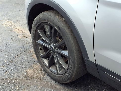 Used 2018 Ford Explorer XLT w/ Equipment Group 202A AWD/4WD image 12