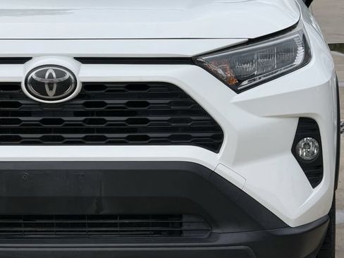 Used 2019 Toyota RAV4 XLE Premium FWD image 9
