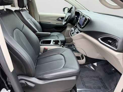 Used 2024 Chrysler Pacifica Touring-L FWD image 12