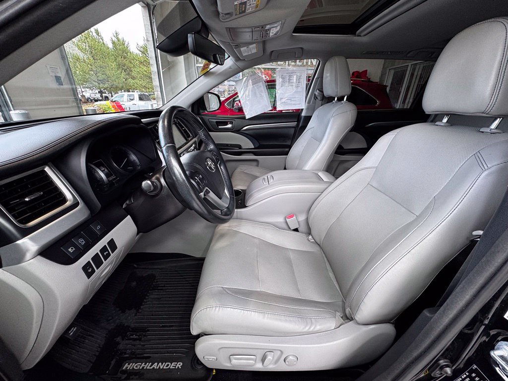 Used 2017 Toyota Highlander Limited AWD/4WD image 19