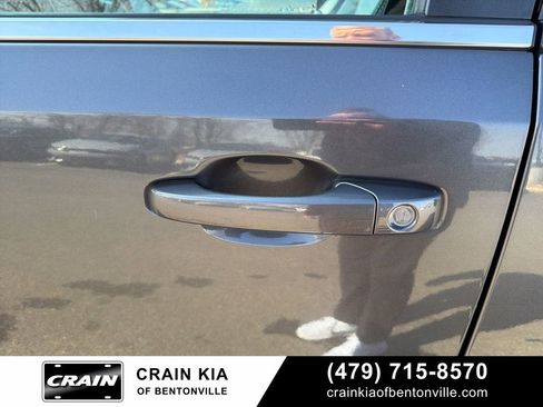 Used 2016 Chrysler Town & Country Touring image 13