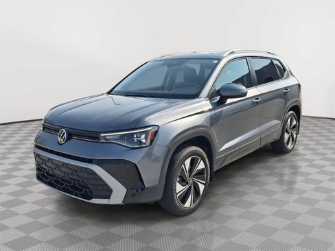 Used 2025 Volkswagen Taos SE w/ Panoramic Sunroof Package AWD/4WD image 3