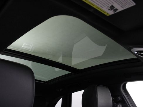 Certified 2025 Porsche Macan image 25