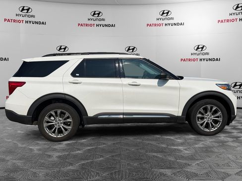 Used 2022 Ford Explorer XLT w/ Equipment Group 202A AWD/4WD image 2