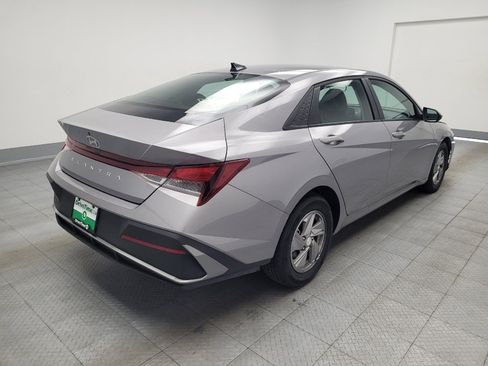 Used 2025 Hyundai Elantra SE FWD image 9