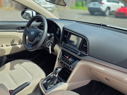 Used 2017 Hyundai Elantra SE FWD image 19